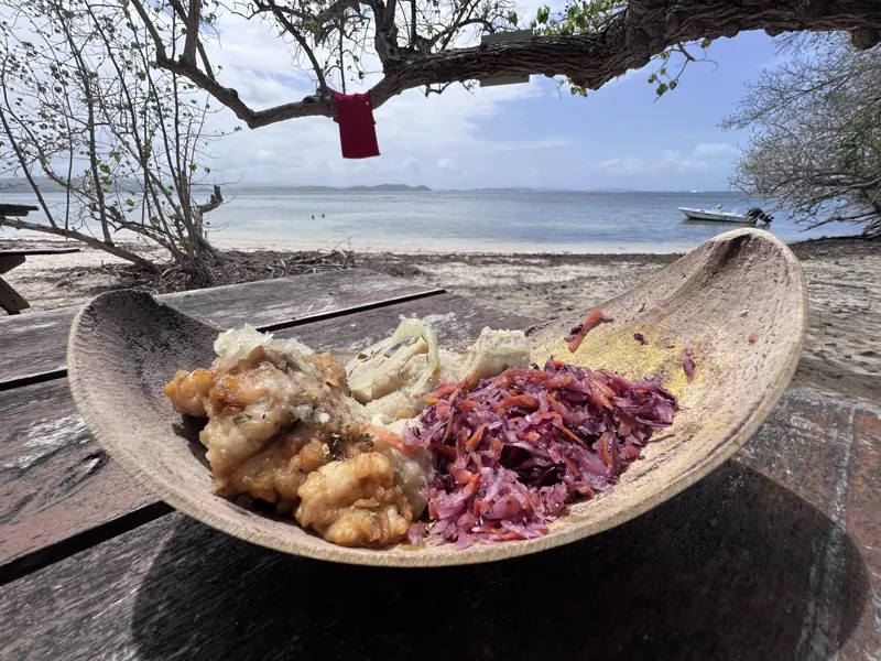 Assiette d’accras et de crudités face à la mer sur l’îlet Oscar