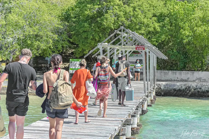 Arrivée des passagers sur le ponton de l’îlet Oscar