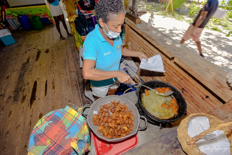 Préparation des accras dans la cuisine créole de l’îlet
