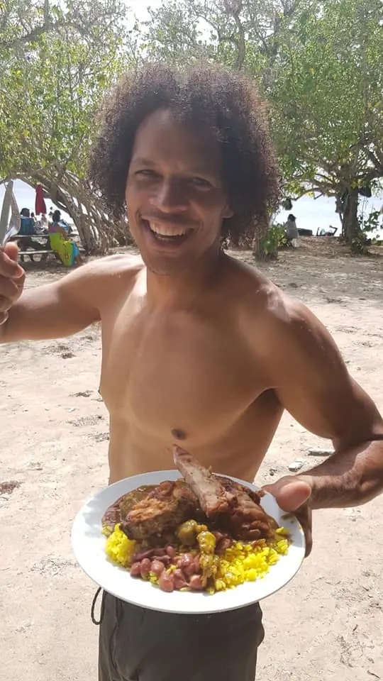 Assiette du déjeuner créole servie sur l’îlet