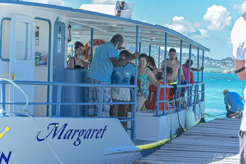 Les passagers embarquent à bord du bateau Margaret du Roi Mongin