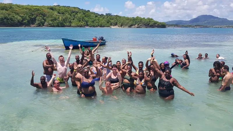 Un groupe de passagers du Roi Mongin dans l’eau turquoise de la Baignoire de Joséphine
