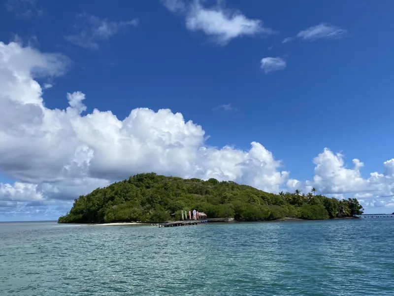 L’îlet Oscar, verdoyant, au milieu d’une mer turquoise