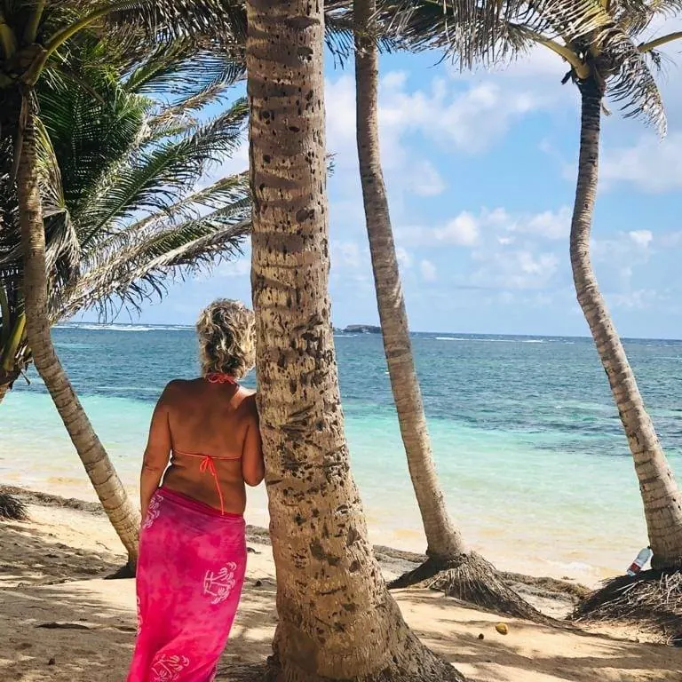 Paréo noué sous les cocotiers de la plage