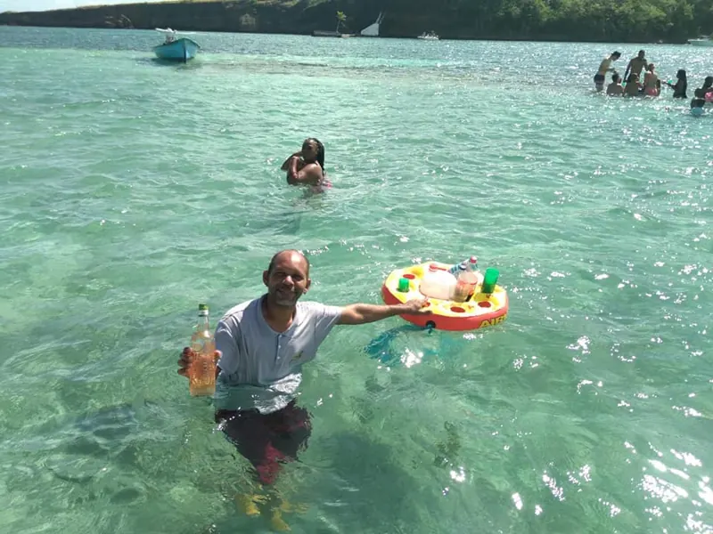 Service du ti-punch au milieu de la mer